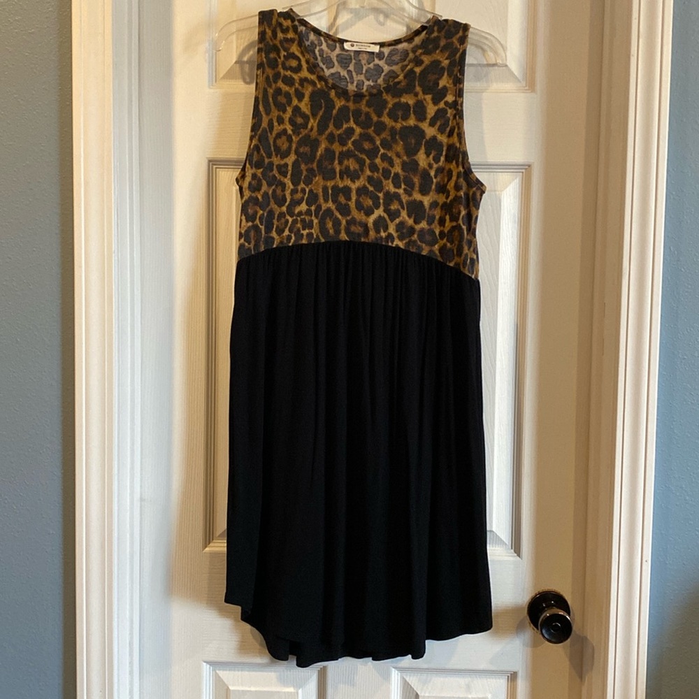 Sleeveless leopard babydoll dress